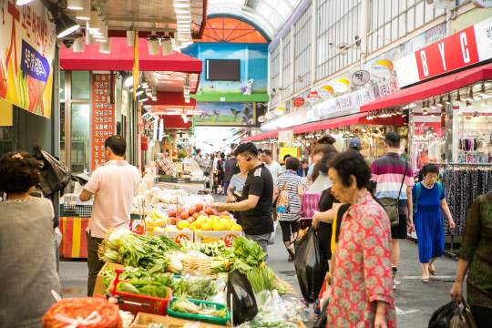 전통시장 매출과 고객이 4년 연속 증가하면서 활력을 서서히 되찾고 있다. 이 가운데 전통시장 특성화 사업을 지원을 받은 시장의 경우 매년 10% 이상의 성장세를 이루고 있다.